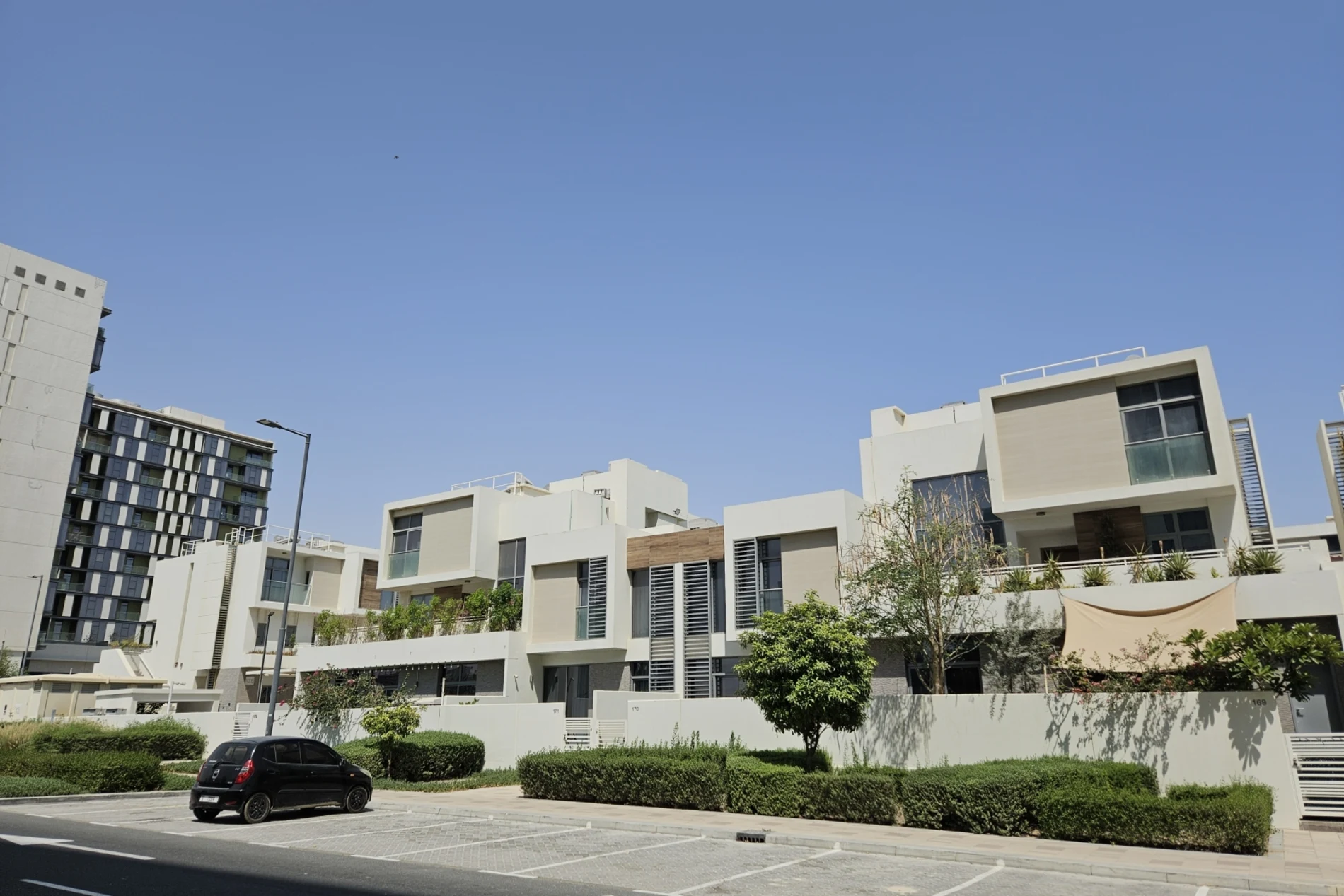 Eine fertiggestellte Straße in der Community — The Pulse — Dubai South